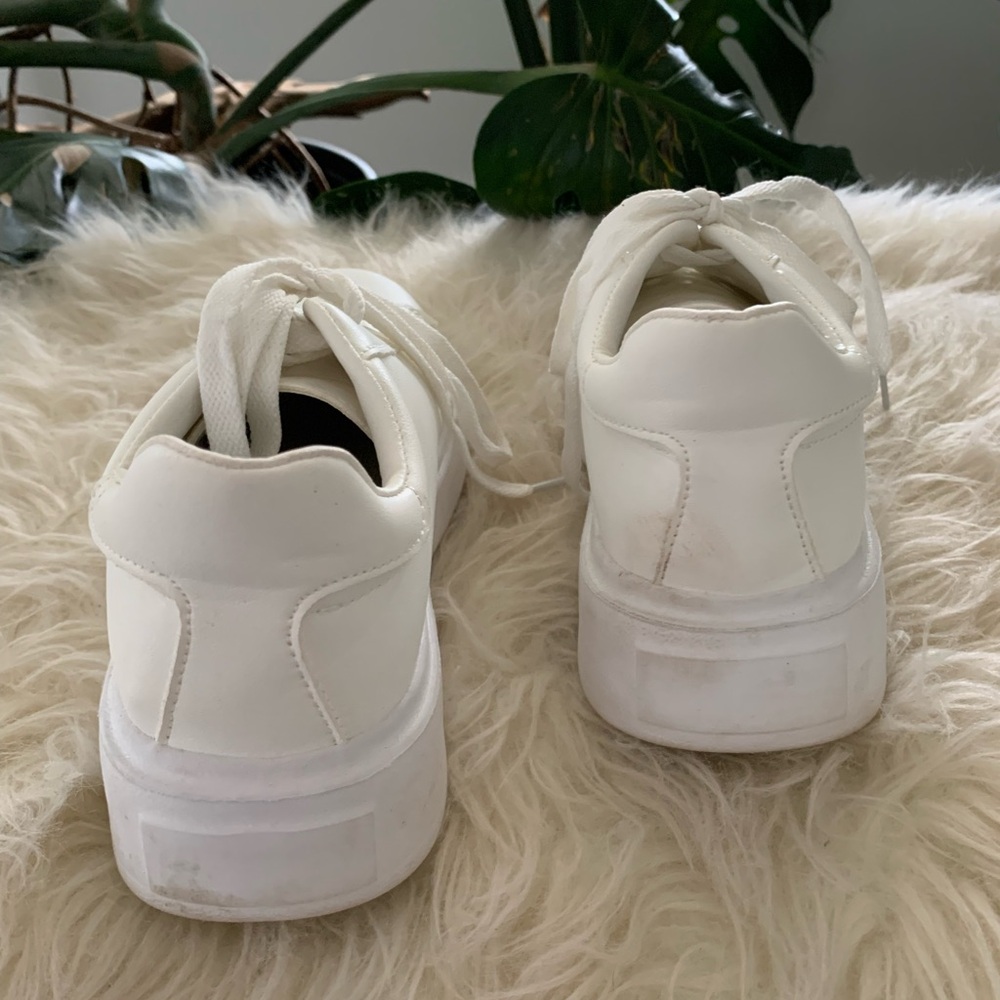 Women’s white sneakers size 6 - Picture 4 of 5